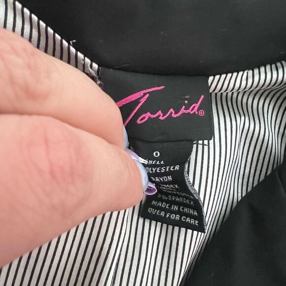 Torrid black single button closure ruched sleeves blazer - Picture 7 of 9